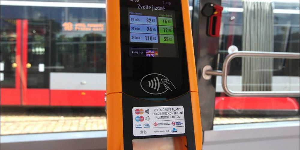 Ve všech tramvajích pražské MHD zakoupíte jízdenku bezkontaktní kartou