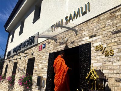 mnich vysvěcuje Thaj Samui